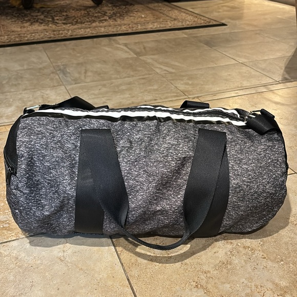 Pink travel / bag Logo in front size 20x10x12 - Picture 8 of 10